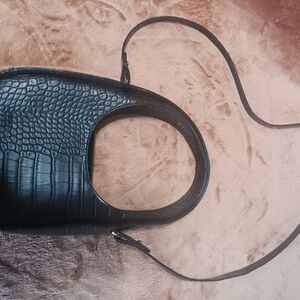 Chic Black Crocodile-Embossed Shoulder Bag